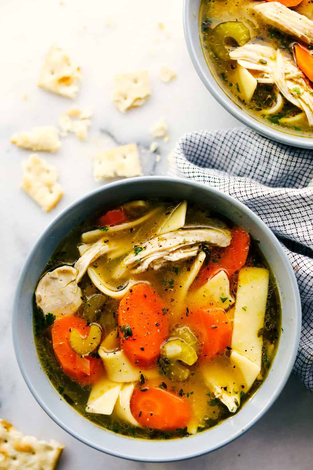 Sopa de fideos con pollo en un tazón.