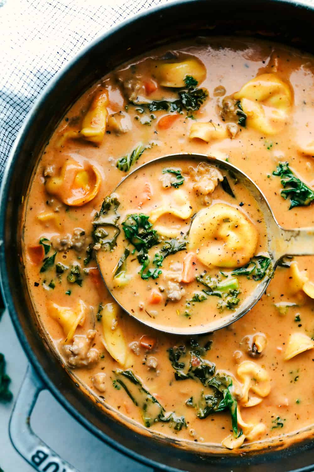 Cremosa sopa de tortellini de salchicha en una olla