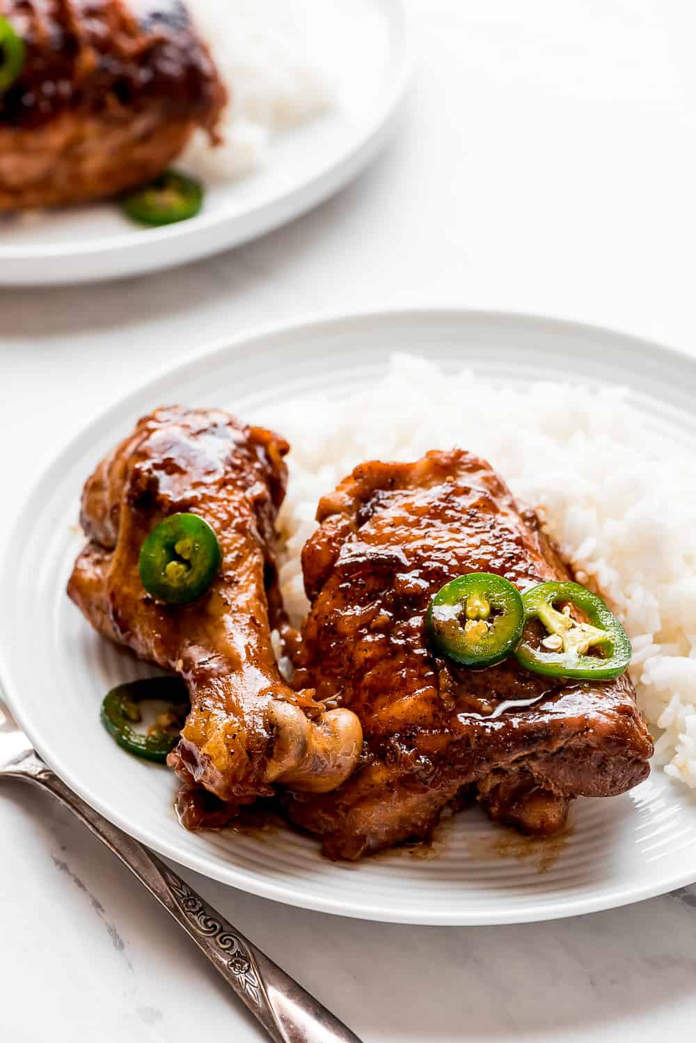 Adobo de pollo con jalapeños y arroz al lado. 