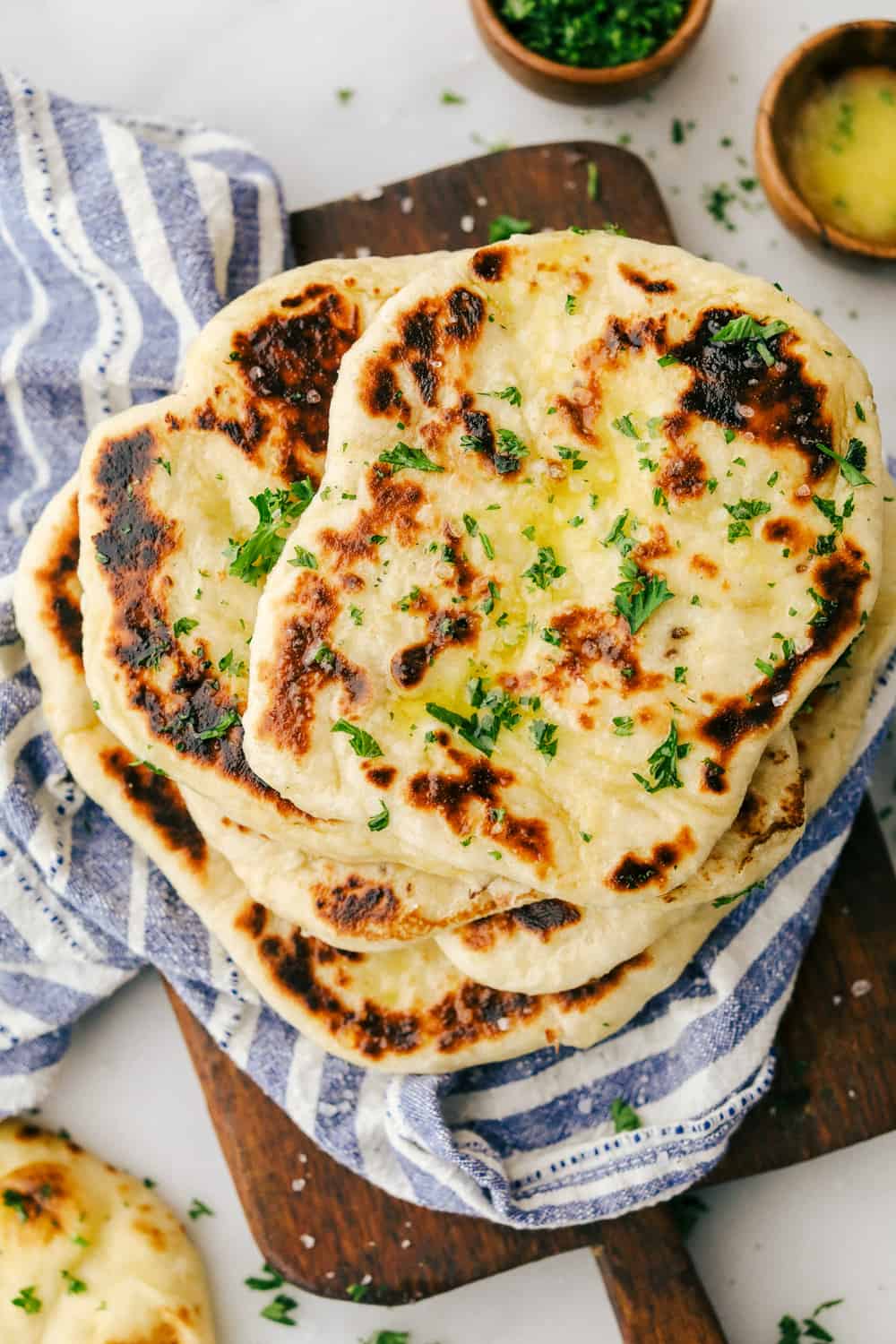 Fotografía cenital de pan naan apilados juntos. 