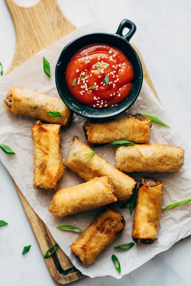 Rollitos de huevo servidos con salsa dulce picante