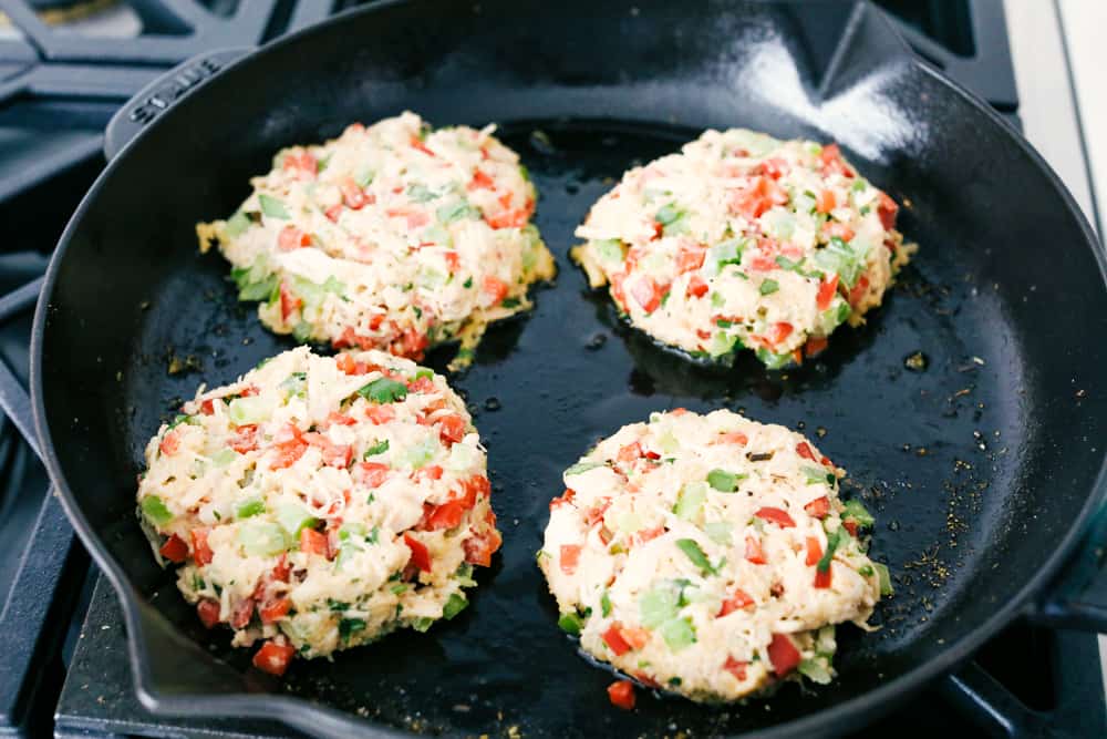 Croquetas de pollo en una sartén se fríen. 