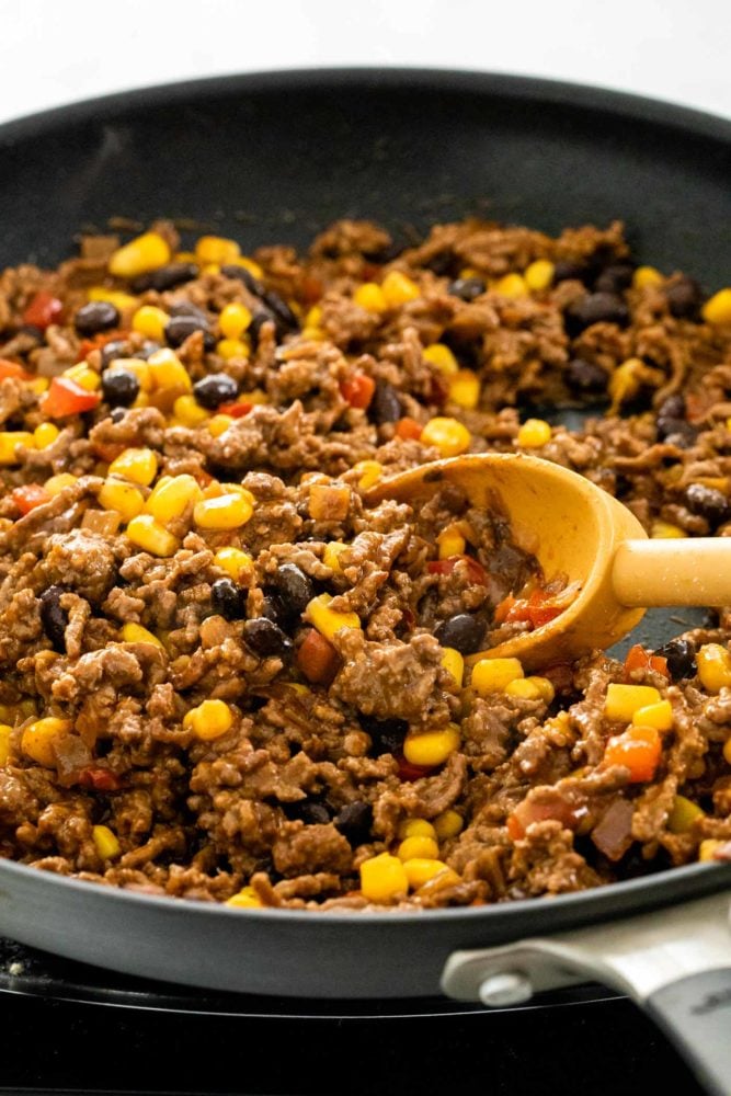 carne molida de res cocinada con maíz y frijoles negros