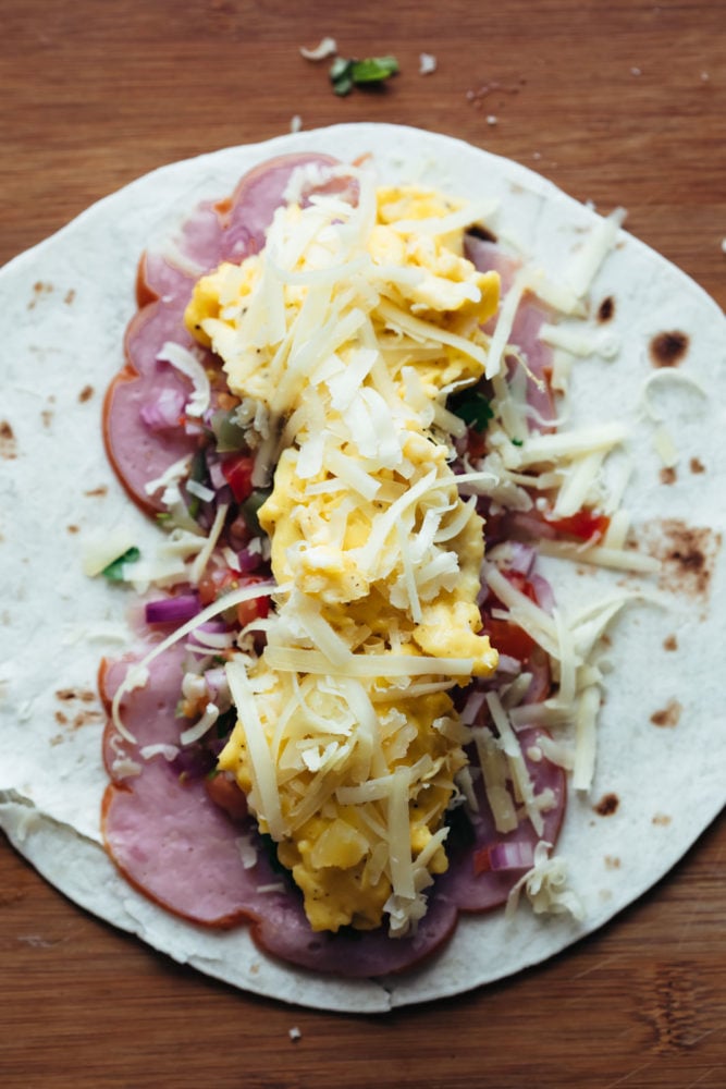 Relleno dentro de un burrito de desayuno