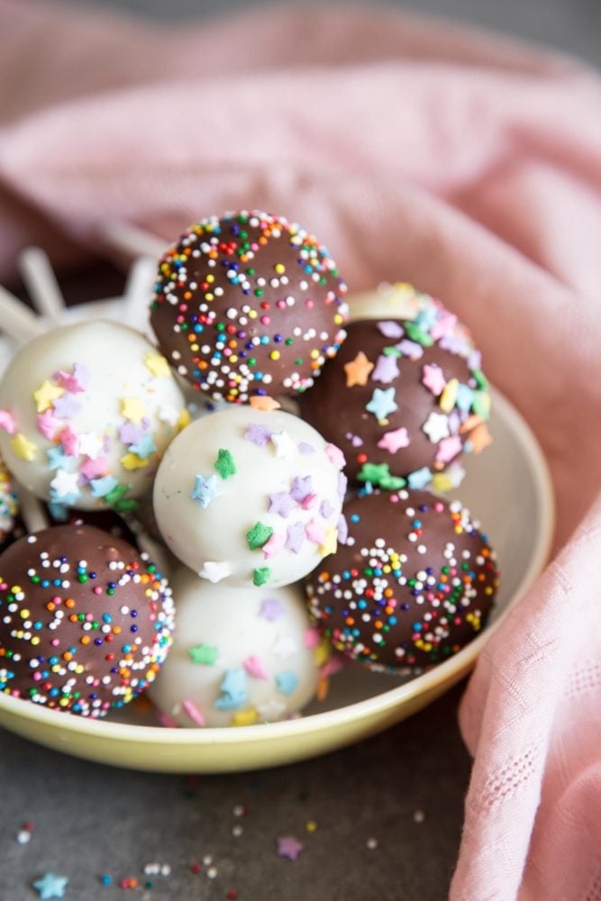 Cake pops en un tazón