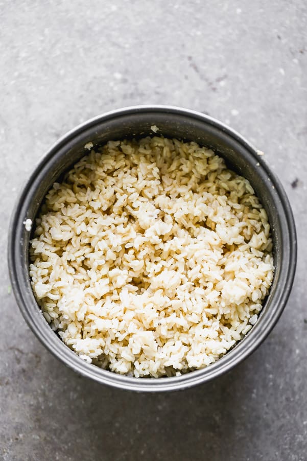 Gekochter Reis in einer Pfanne. 