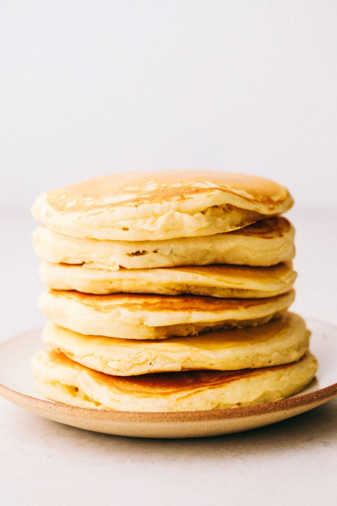 Tortitas esponjosas apiladas una encima de la otra. 