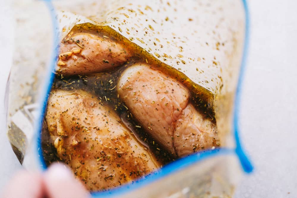 Vista de pollo marinado en bolsa.