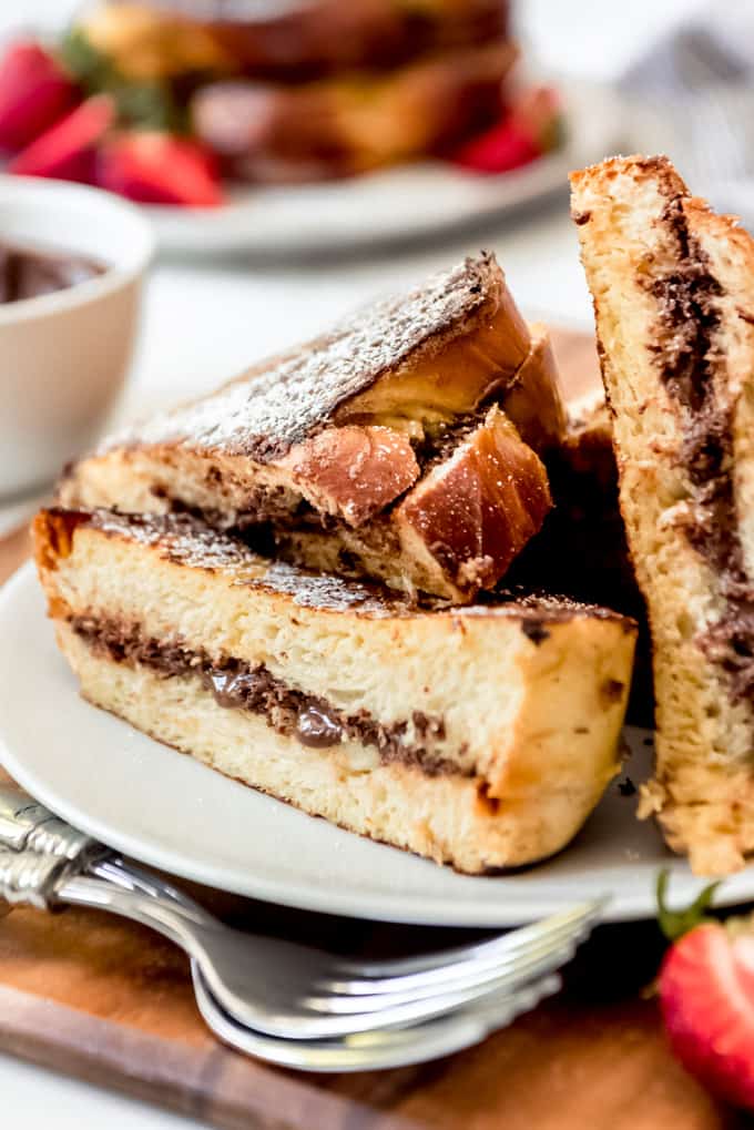 Una imagen de una tostada francesa rellena de Nutella en un plato.