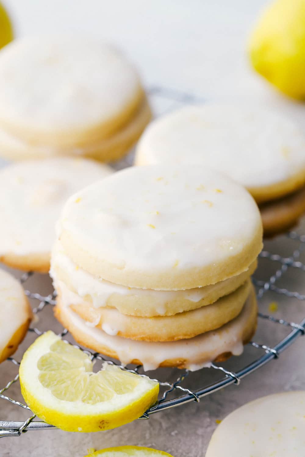 Galletas de mantequilla de limón y mantequilla con glaseado