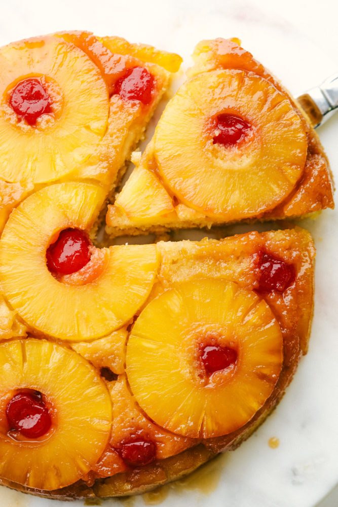 Schneiden Sie ein Stück Perfect Pineapple Upside-down-Kuchen ab. 