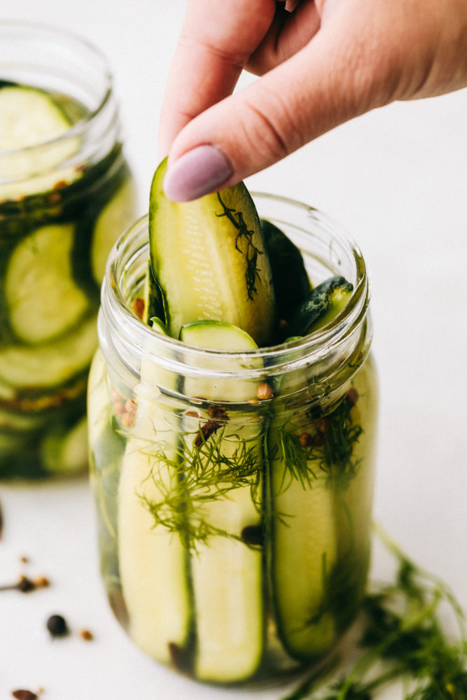 Refrigerator pickles in a jar 