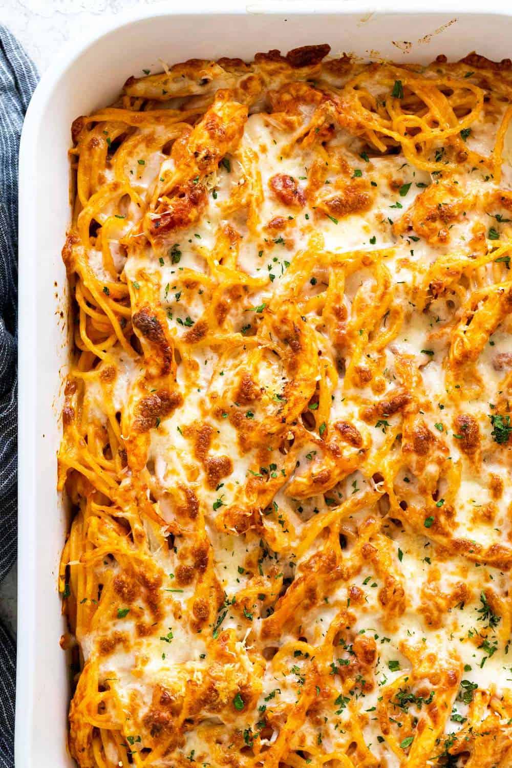 Gebakken Kip Spaghetti in een ovenschotel.