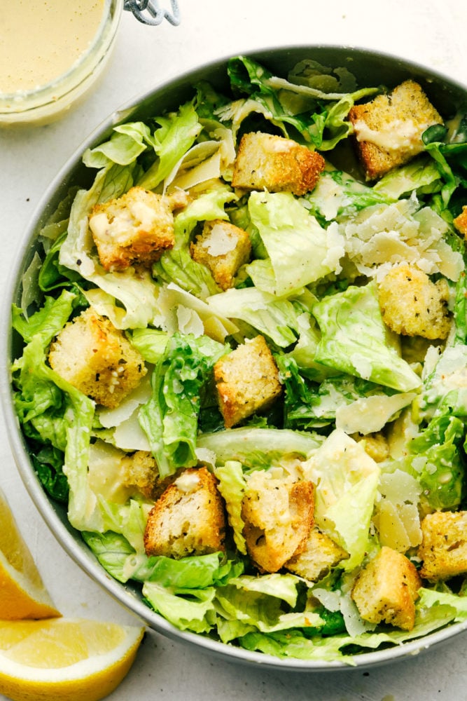Knuspriger, leichter und frischer Caesar Salad mit hausgemachtem Dressing und Croutons.