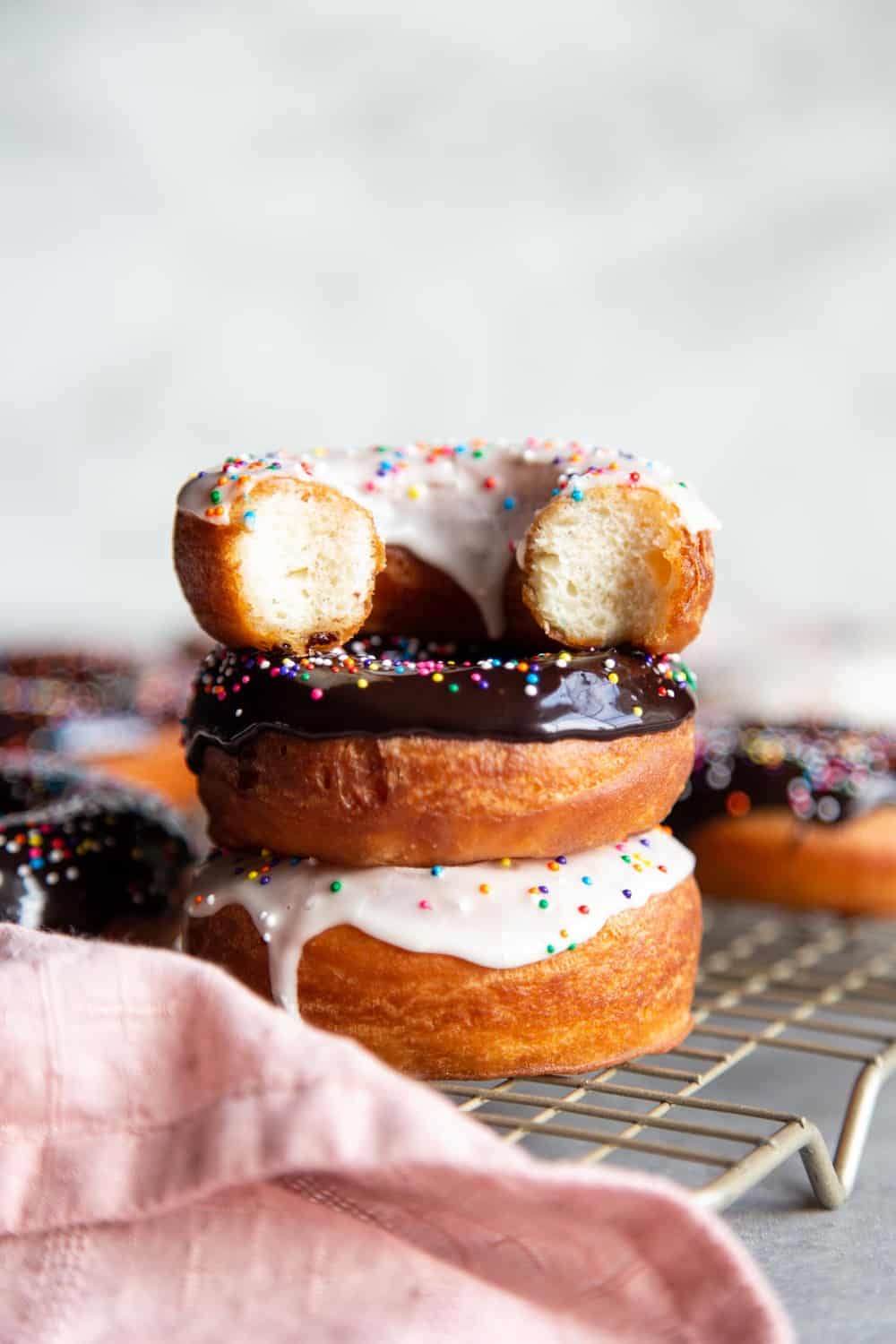 Ein Stapel glasierter Donuts