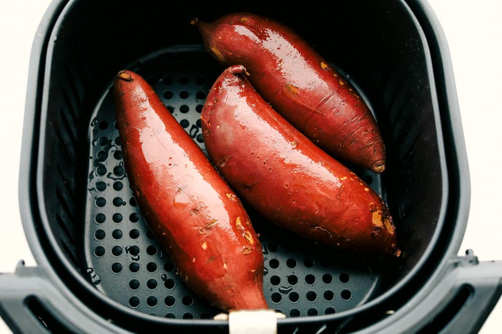 Vorbereitete Süßkartoffeln bereit für die Heißluftfritteuse.