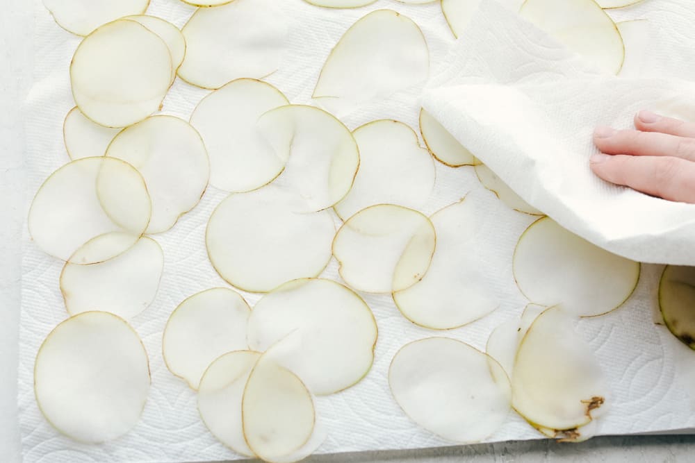 Dry the potato slices with a paper towel. 