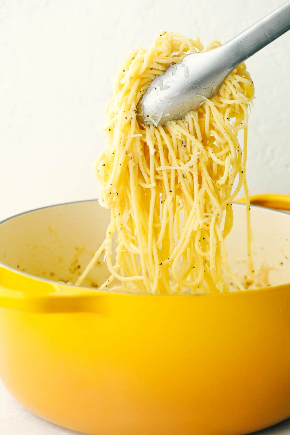 Hot noodles with Pecorino Romano cheese and spices, remove from the saucepan with tongs. 