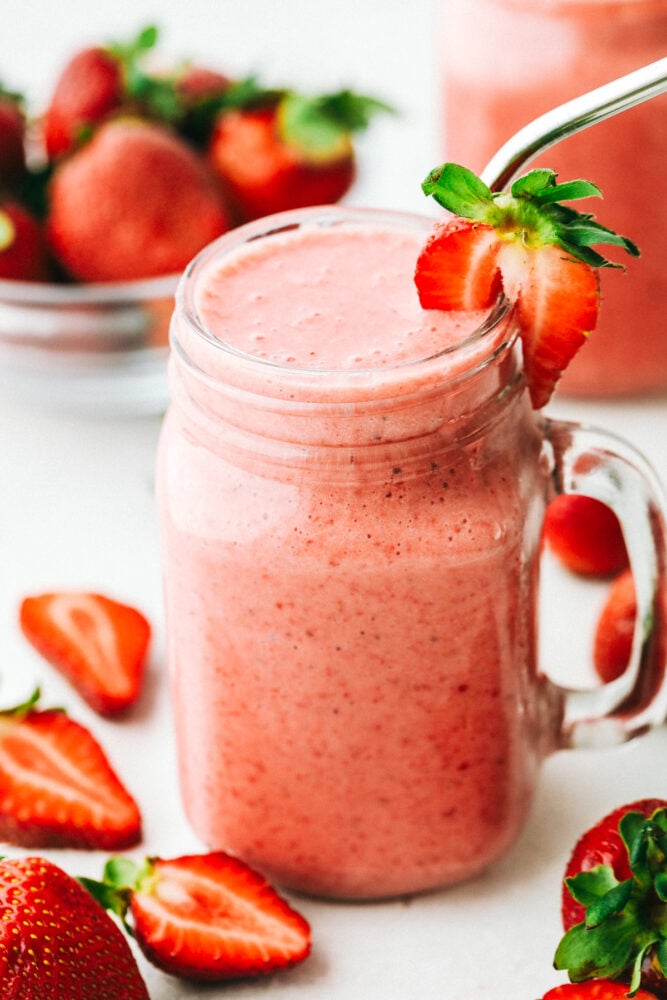 Healthy Strawberry Smoothie (4 Ingredients)