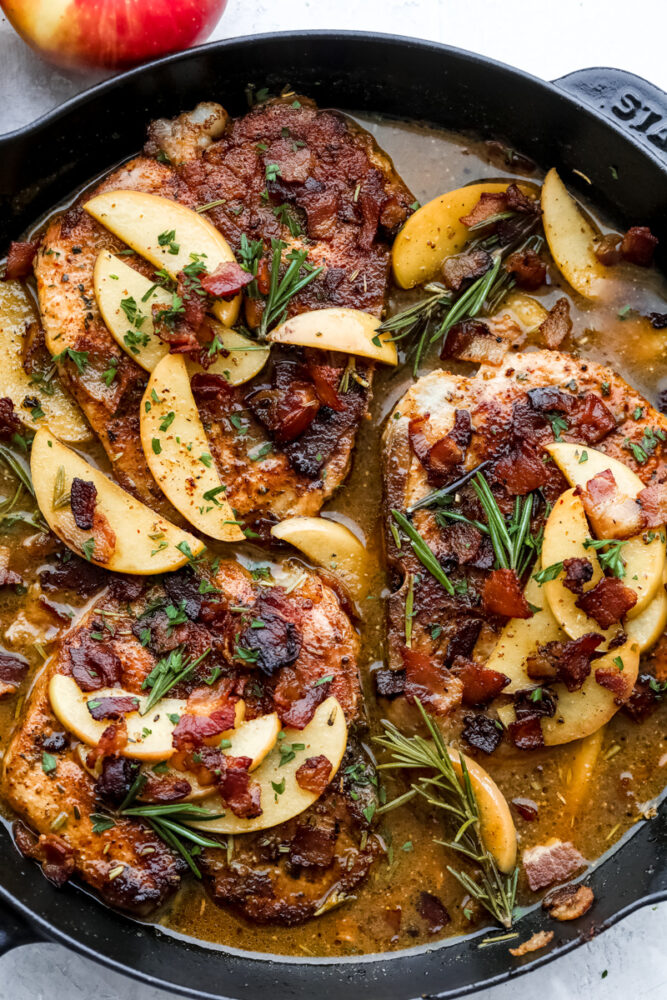 Pork chops with apples and bacon in a spicy sauce. 