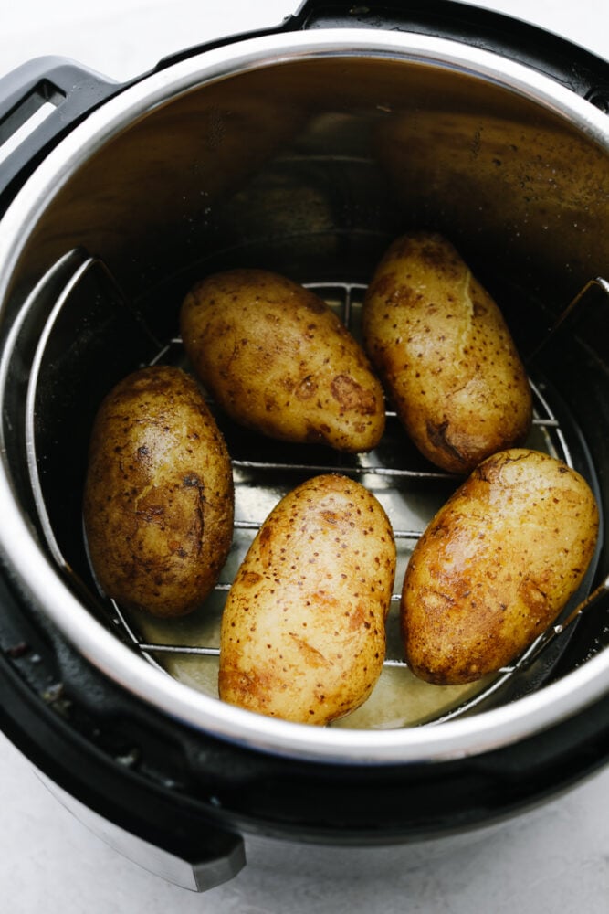 5 gebakken aardappelen in een Instant Pot.