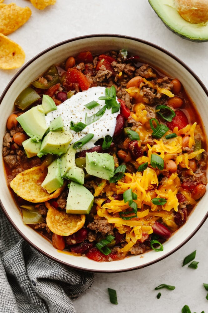 A bowl of chili with toppings. 