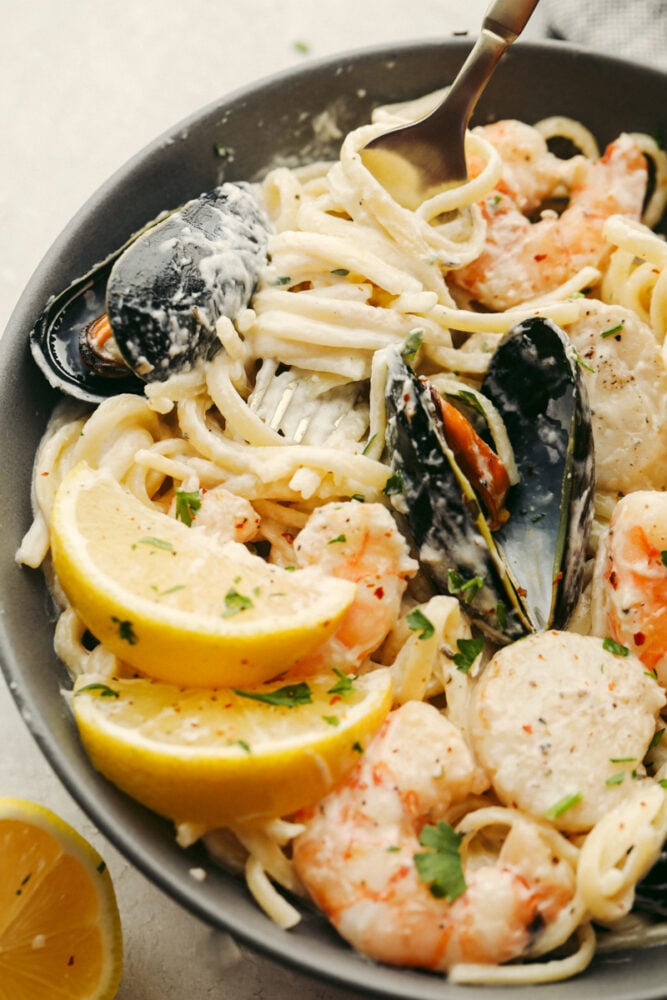 https://therecipecritic.com/wp-content/uploads/2021/11/lemongarlicseafoodpasta-2-667x1000.jpg