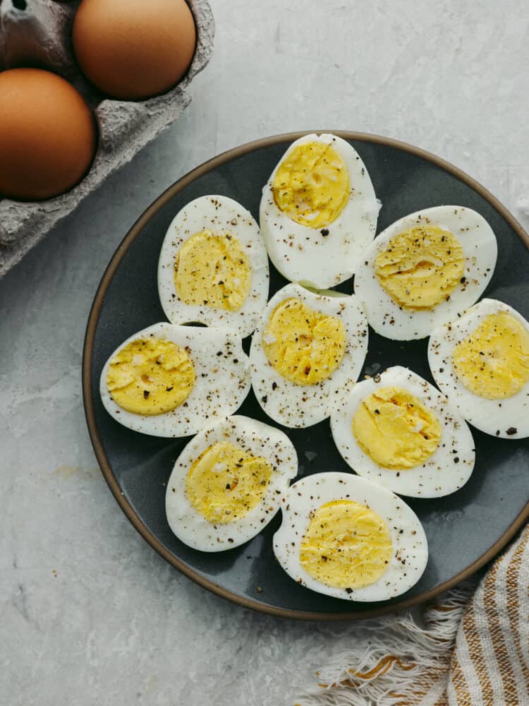 are hard boiled eggs bad for dogs