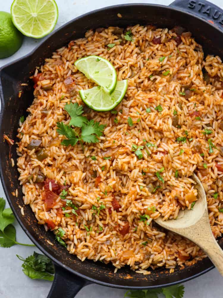 Het bovenaanzicht van een pan vol gekookte Mexicaanse rijst. 