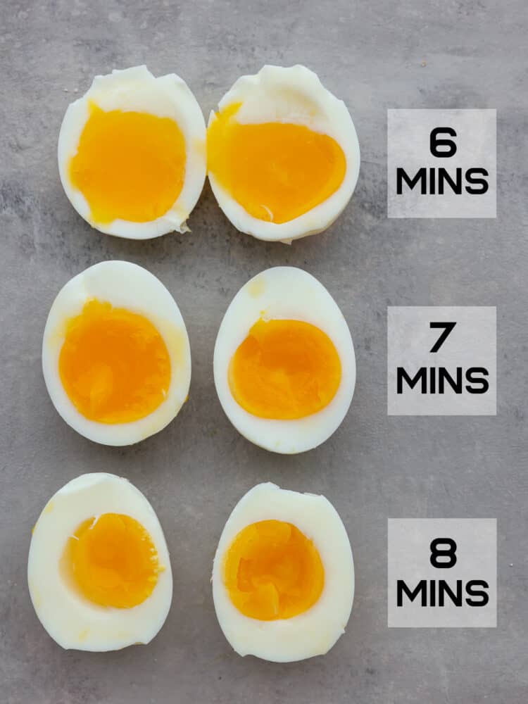 Una foto que muestra las diferentes yemas de diferentes tiempos de cocción a los 6 minutos, 7 minutos y 8 minutos.