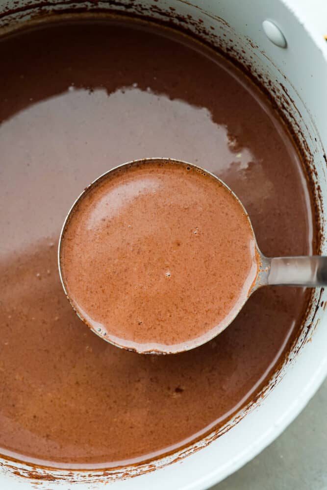 Nahaufnahme einer Schöpfkelle gefüllt mit mexikanischer heißer Schokolade.