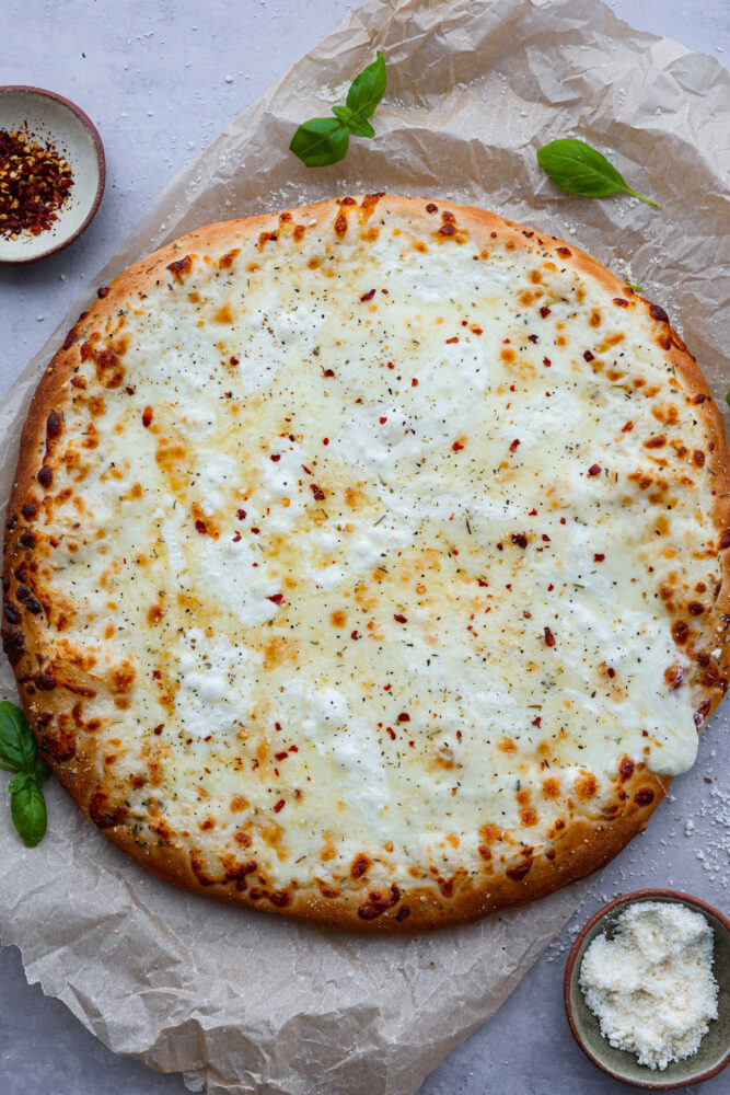 En hel vit pizza från ovan.