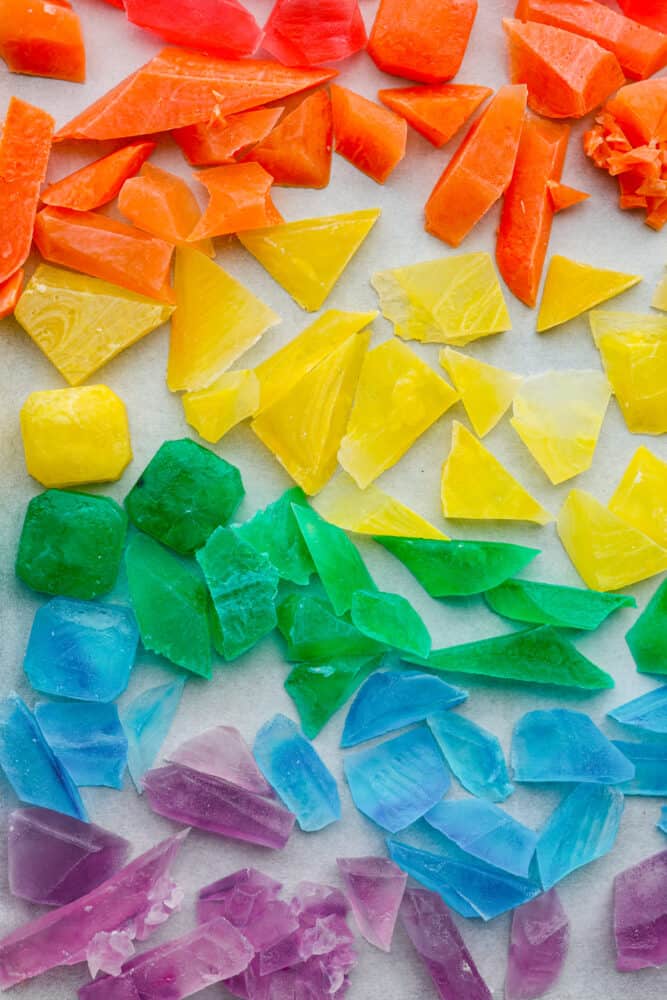 Turuncu, sarı, yeşil, mavi ve mor kristal şekerin yakın çekimi.