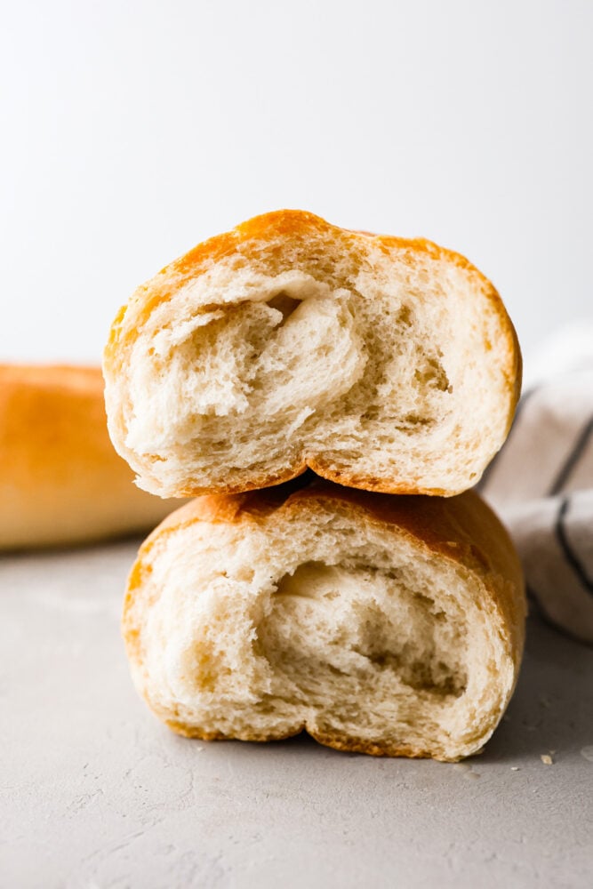 Dos mitades de pan italiano apiladas una encima de la otra mostrando el interior.