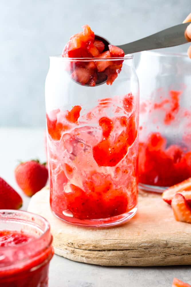 कांच के कप में कटी हुई स्ट्रॉबेरी डालें।