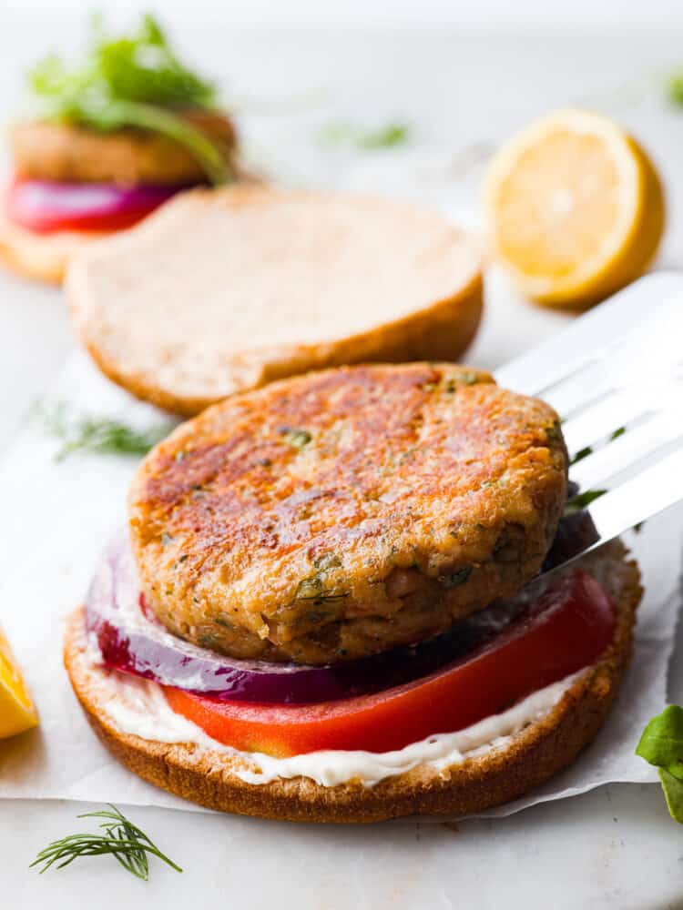 Tuna burgers are like a tasty remix of regular beef burgers, bringing a lighter and more flavorful option to the table that seafood fans can't resist. With zingy lemon, fragrant herbs, and the deliciousness of tuna, these burgers are a total mouthwatering delight that will satisfy even the biggest burger cravings. Fixing a tuna burger.