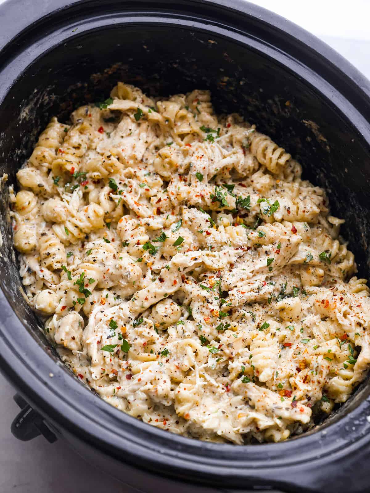 https://therecipecritic.com/wp-content/uploads/2023/06/crockpot_parmesan_garlic_chicken_pasta-1.jpg