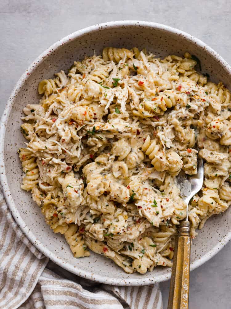 https://therecipecritic.com/wp-content/uploads/2023/06/crockpot_parmesan_garlic_chicken_pasta-750x1000.jpg