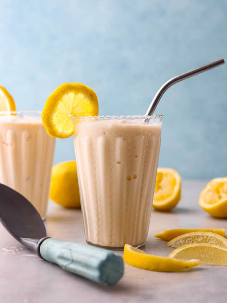 Chick füllt eine gefrostete Limonade in ein Glas mit einem Metallstrohhalm. 