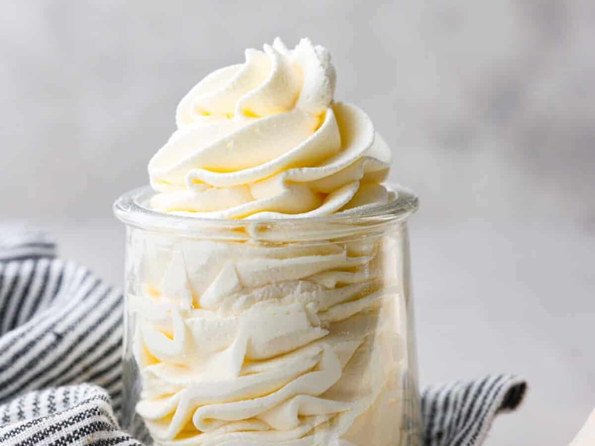 Easy 5 minute 4 Ingredient Recipe for Stabilized Whipped Cream