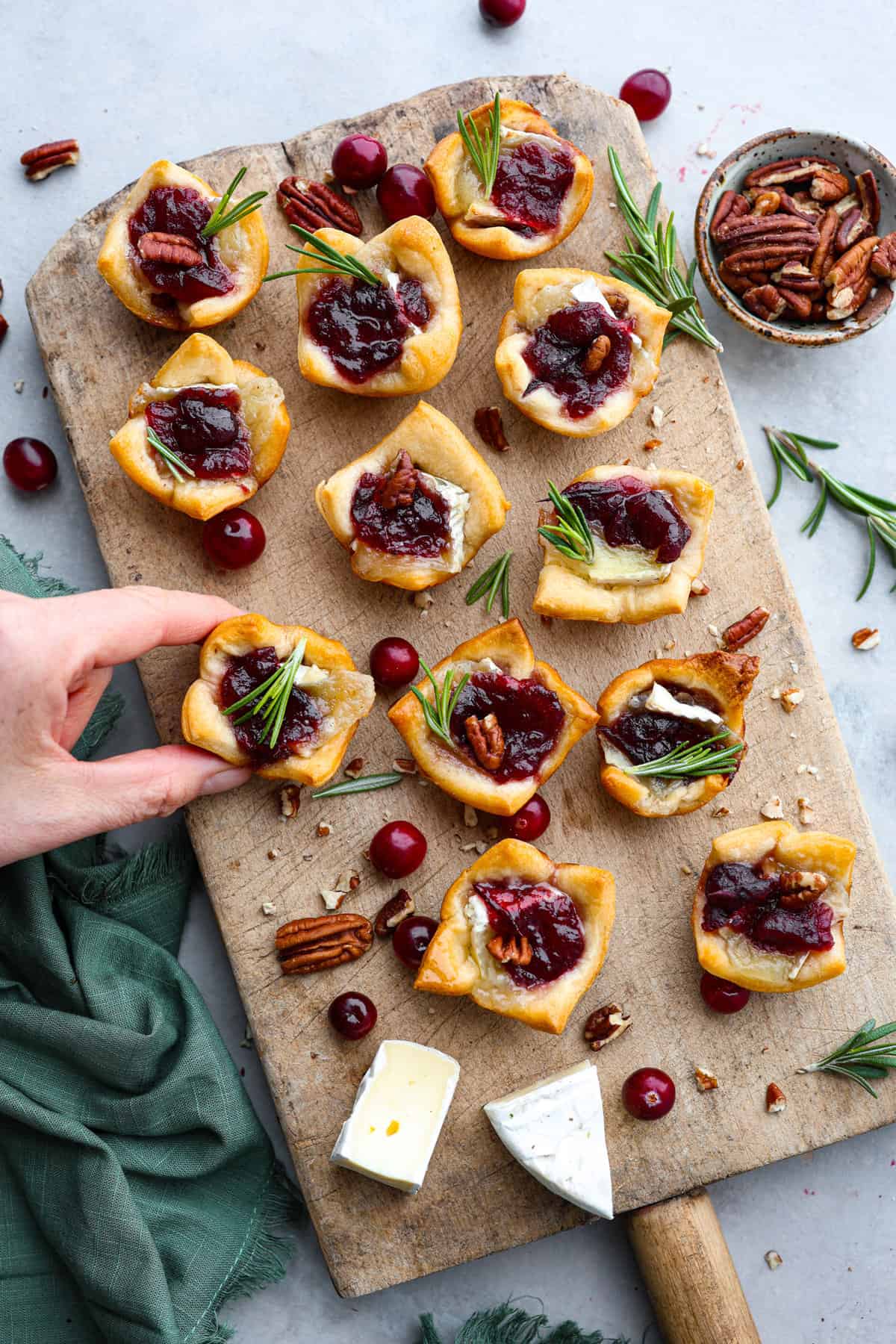 Cranberry Pecan Brie Bites | The Recipe Critic