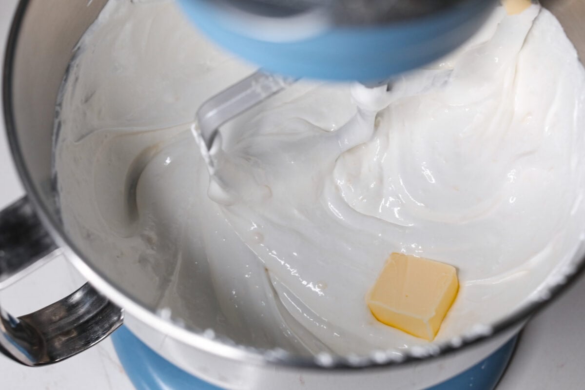Adding butter to the Swiss meringue