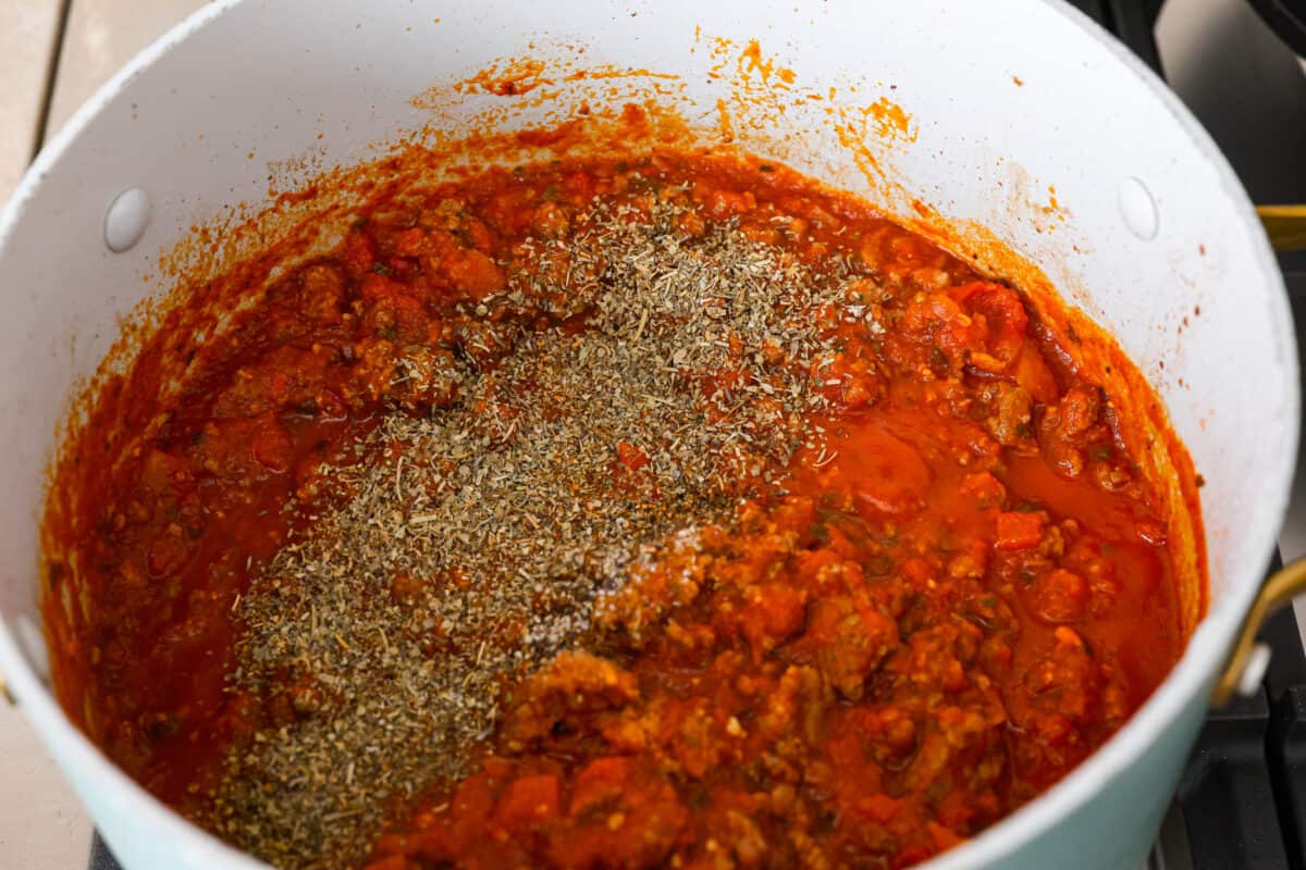 Marinara mixed with meat in a pot. 