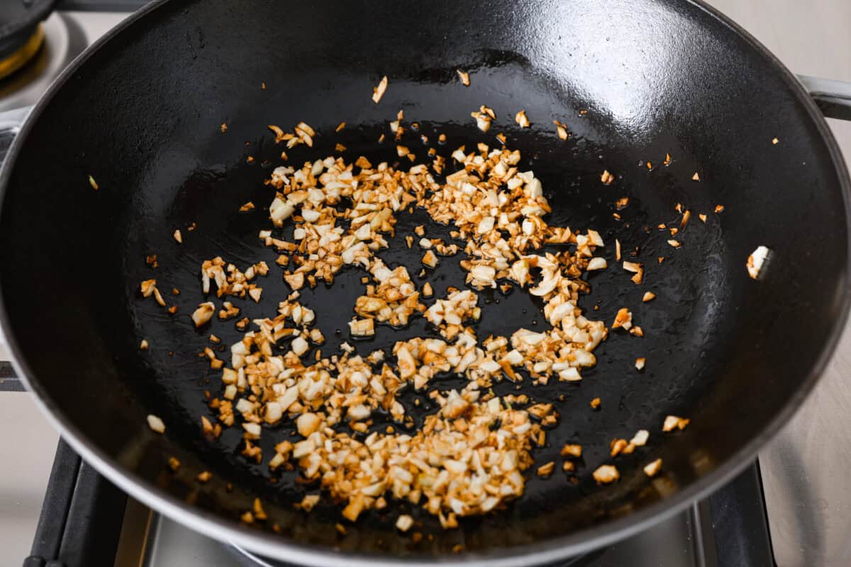 Corners of fried garlic, slightly browned. 