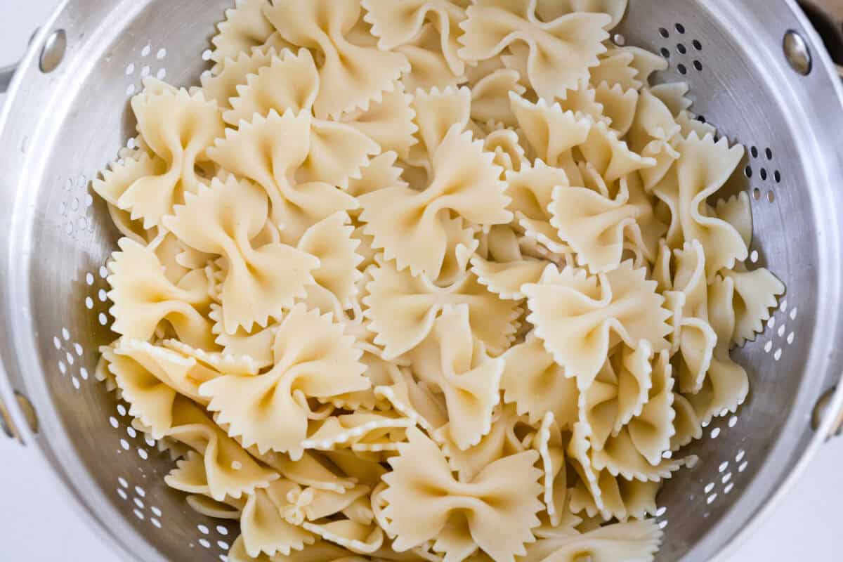 Yeehaw! My cowboy pasta salad is loaded with beef, bacon, beans, and all the fixings for all you cowboy lovers. You'll get all the flavors of the Wild West tossed in the tastiest cowboy salad dressing. Cooked and drained pasta in a colander.