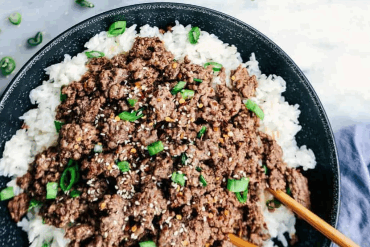 Whether you have 20 minutes or a pot, these dinners will save your night (and your sanity). 韩国牛肉和米碗配筷子。