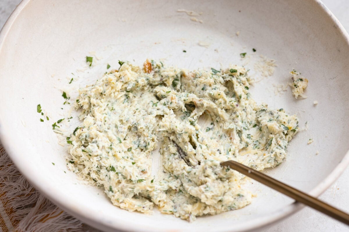 Every time I make garlic bread, my family eats every last piece! This garlic bread pasta has all the same buttery, garlicky flavor you love, just in pasta form. It’s creamy, comforting, and easy to make! And there is plenty to go around! Roasted garlic mixed with butter, and herbs.
