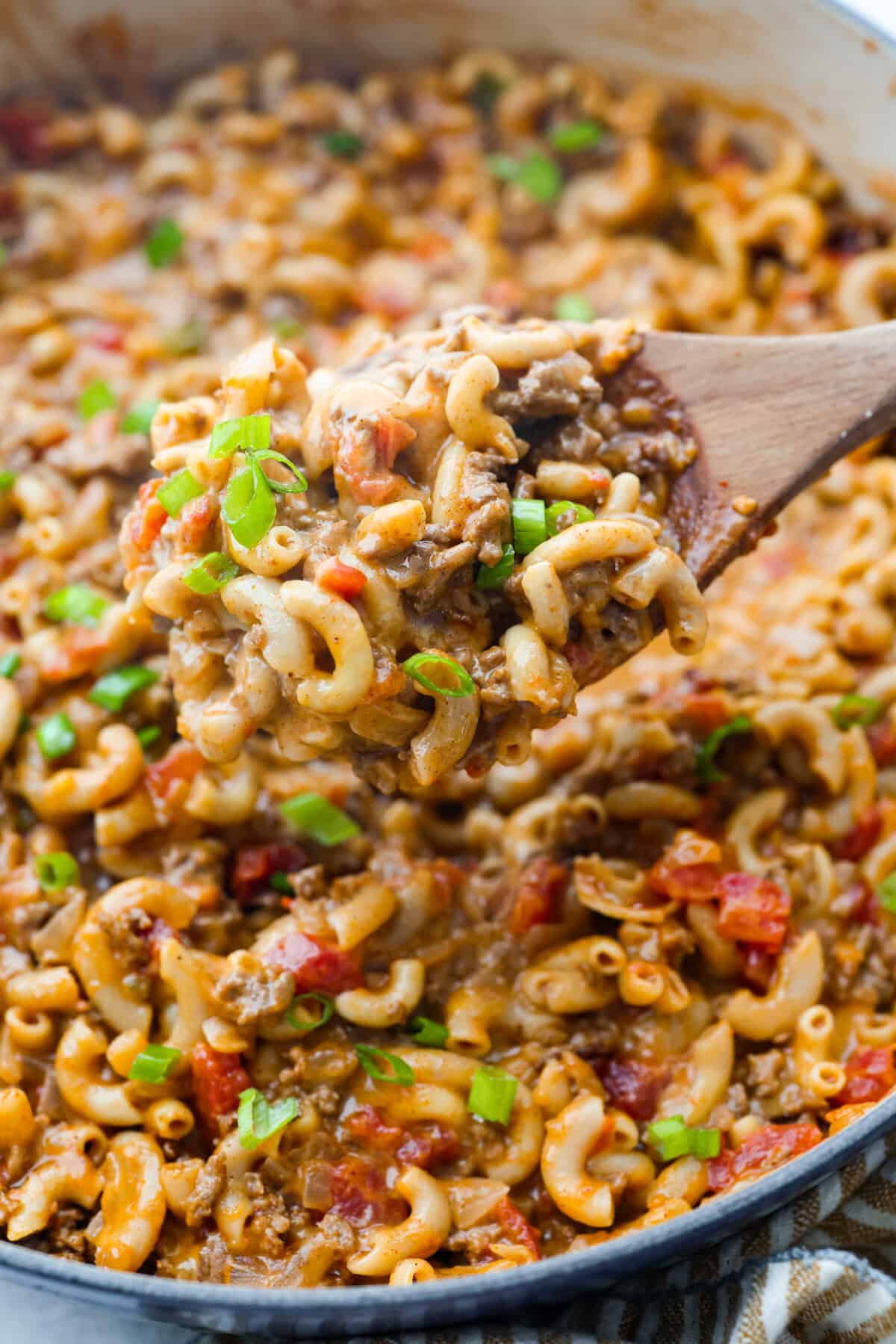 Close up shot of a scoop of one pan taco mac. 